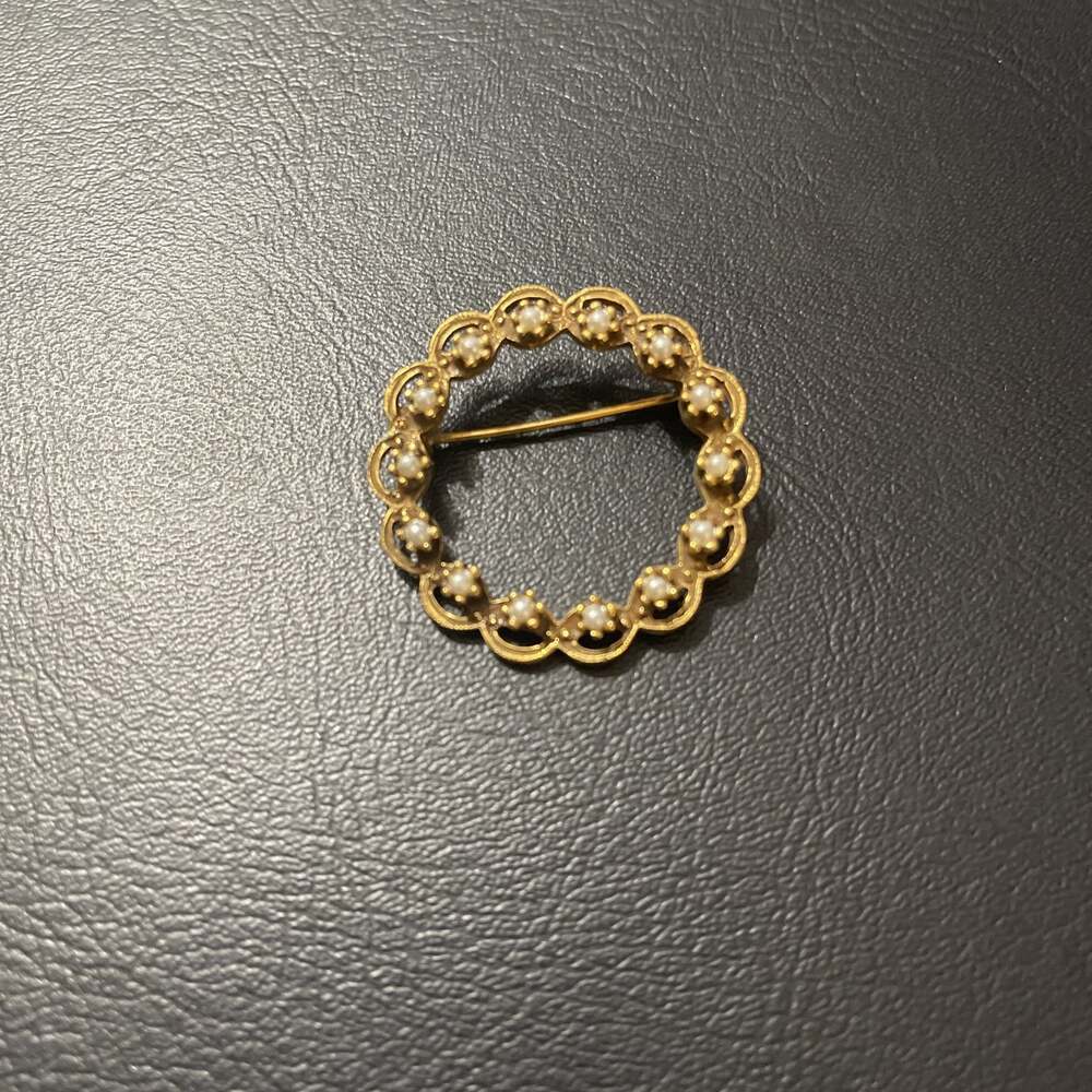 Vintage Faux Pearl Gold Tone Circle Wreath Brooch Pin
